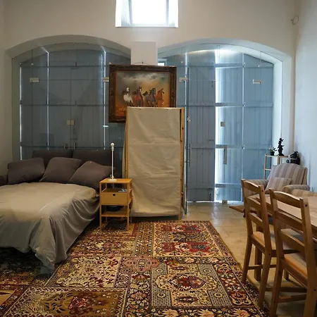 Large Kamara Nikozja